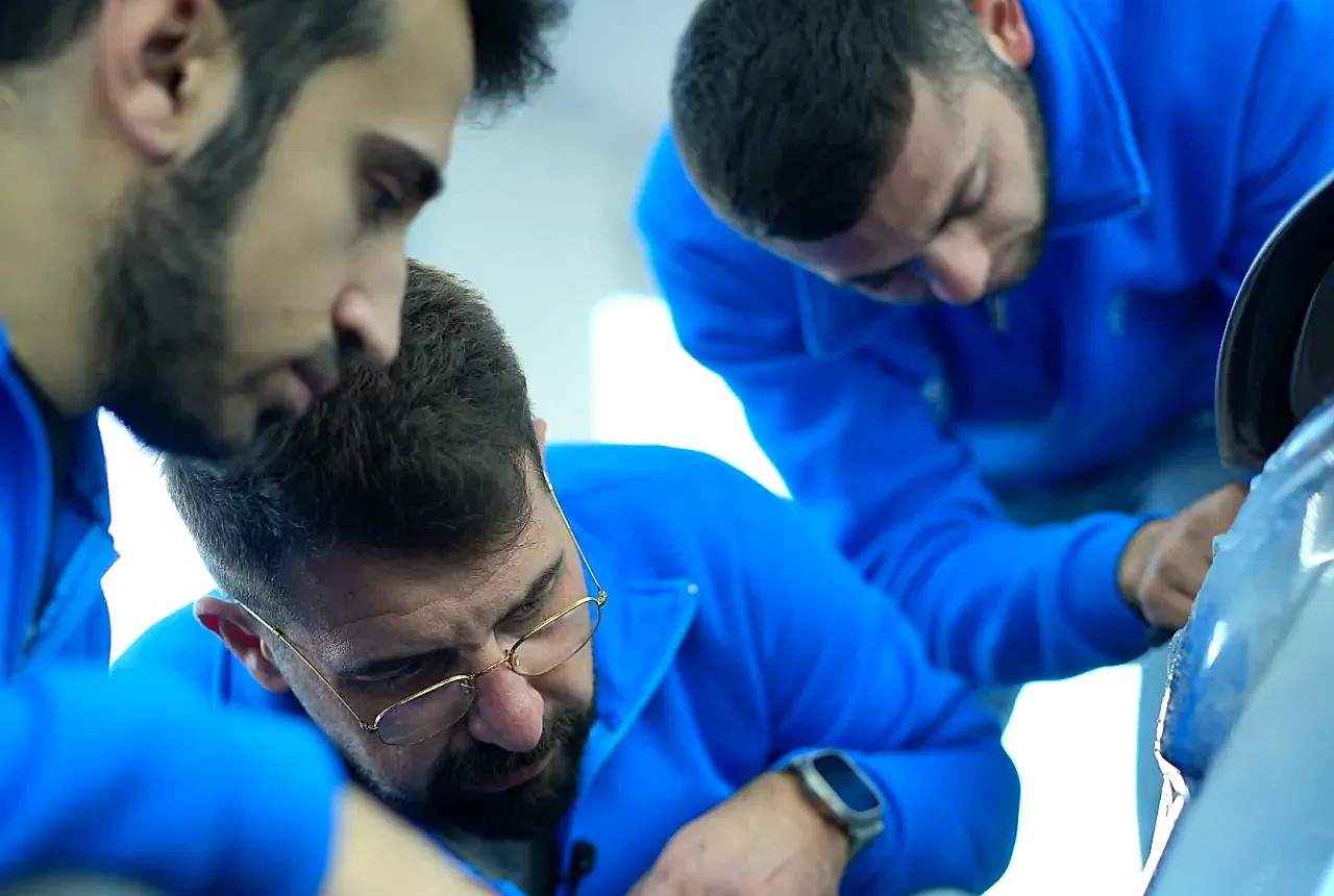 Bowax Academy atölyesinde eğitmen rehberliğinde araç üzerinde uygulama çalışması