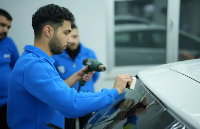 Bowax Academy atölyesinde ısı tabancasıyla cam kenarında uygulama