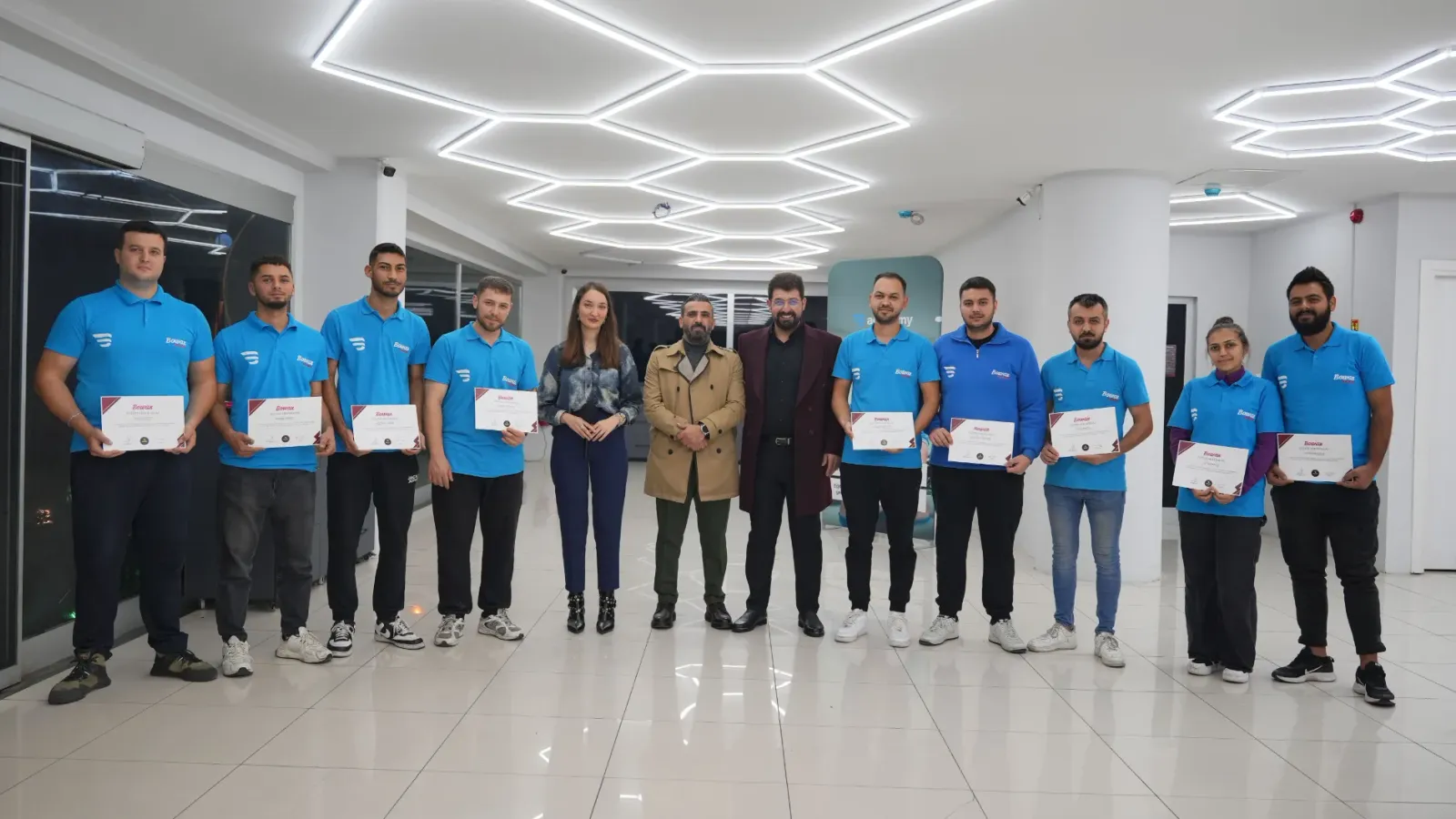 Bowax Academy mezuniyet töreninde sertifikalarıyla katılımcı grubu